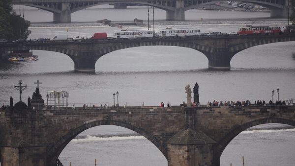 Вид на Карлов мост (на первом плане) в Праге