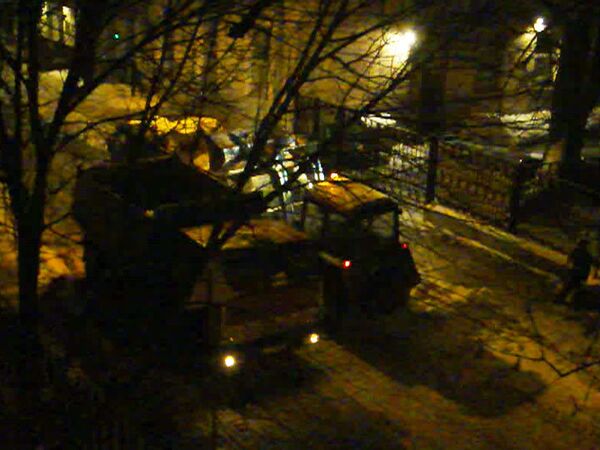 Снег из московских переулков спецтехника убирает по ночам 