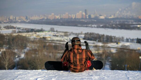 Сноубордист на склоне горнолыжного комплекса в Крылатском