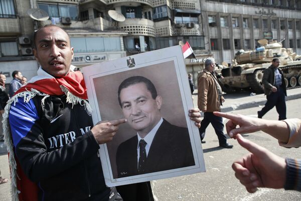 Мубарак велел подготовить дорожную карту передачи власти в Египте