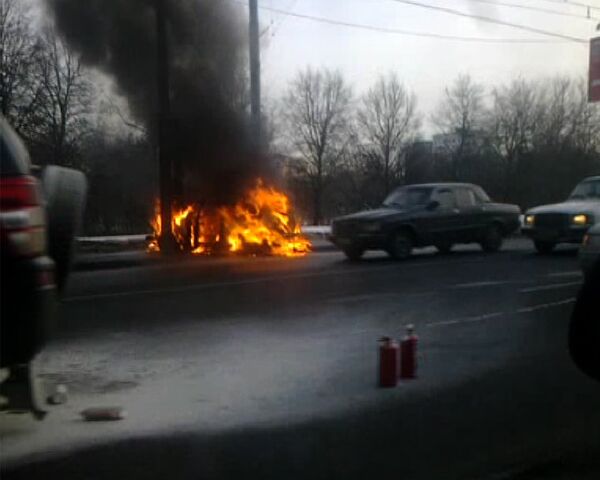 На Волоколамке столкнулись три машины, одна сгорела