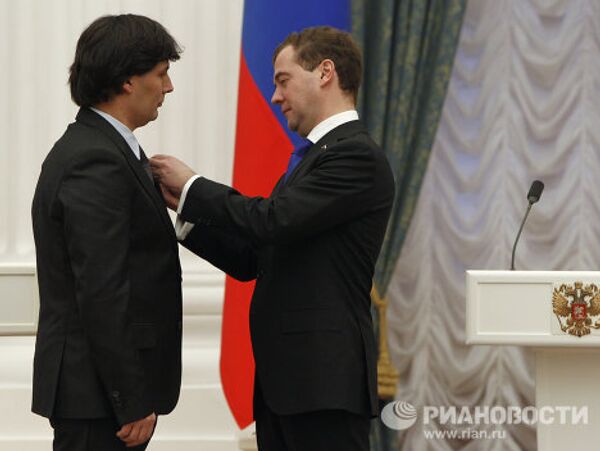 Медведев вручил премии в области науки и инноваций семерым молодым ученым