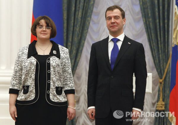Медведев вручил премии в области науки и инноваций семерым молодым ученым