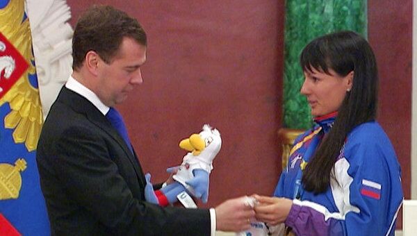Победители Универсиады-2011 подарили Медведеву свой талисман