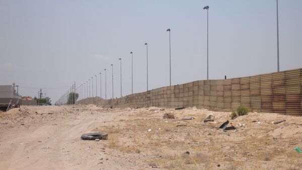 Забор, отделяющий Мексику и США. Архивное фото