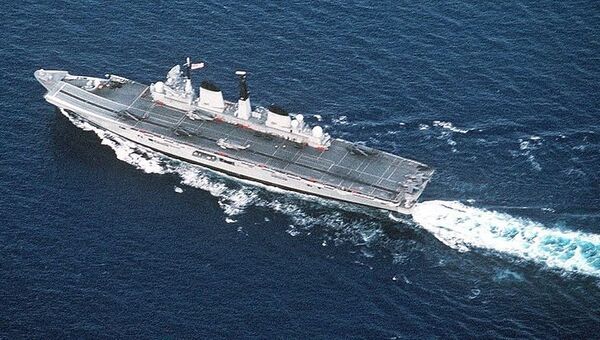 Британский авианосец HMS Invincible
