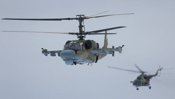 Многоцелевой всепогодный боевой вертолет Ка-52 Аллигатор (на первом плане) и многоцелевой вертолет Ми-8 (на втором плане). Архив