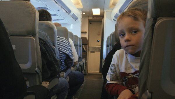 Ребенок в самолете. Архив