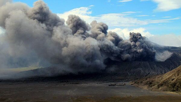 Извержение вулкана Бромо , Индонезия, восточная Ява