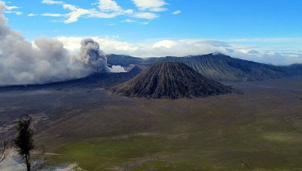 Извержение вулкана Бромо , Индонезия, восточная Ява 