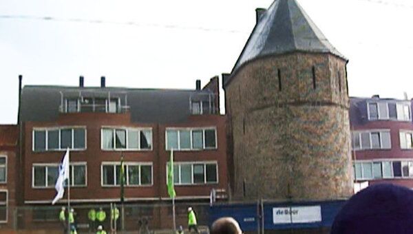Средневековая башня Bagijnetoren в Делфте подвинули на 15 метров