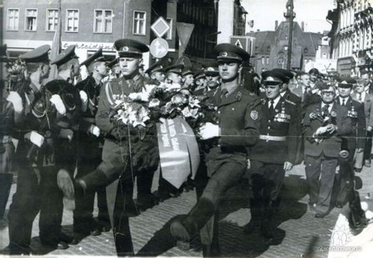  Возложение венка в день памяти 8 мая 1988 г. город Ноэн