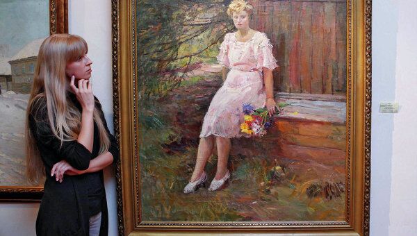 Посетительница у картины Д.А. Налбандяна Протрет жены в галерее Леонида Шишкина