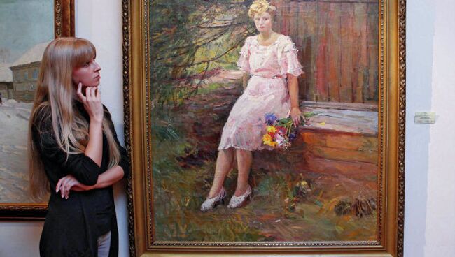 Посетительница у картины Д.А. Налбандяна Протрет жены в галерее Леонида Шишкина