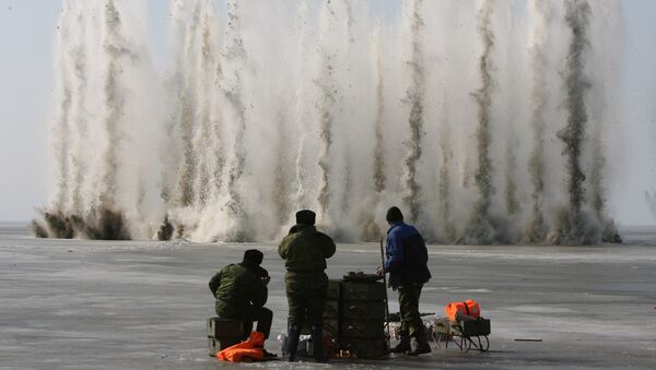 Подрыв льда в устье реки на Куршском заливе. Фотография Игоря Зарембо, представленная на Best of Russia