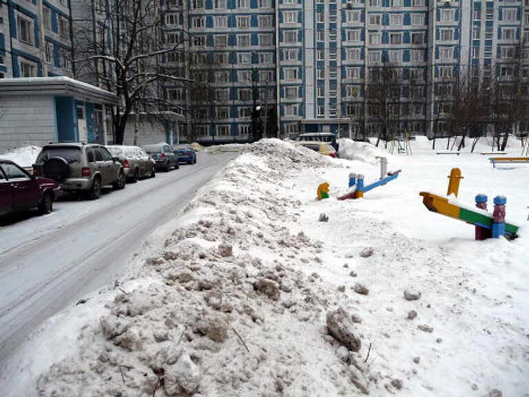 Снег из Медведково не вывозят, а сваливают на обочину 