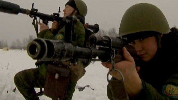 Девушки-десантницы учатся управлять БМД и стрелять из гранатомета