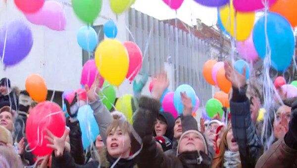 Салютом из воздушных шаров открыли выставку детских рисунков в Вильнюсе