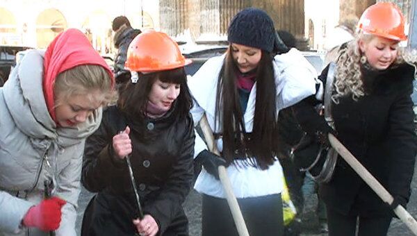 Девушки в мини-юбках убирали лопатами снег в центре Петербурга