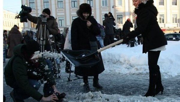   Блондинки убирают снег в Петербурге 