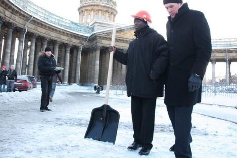 Блондинки убирают снег в Петербурге 