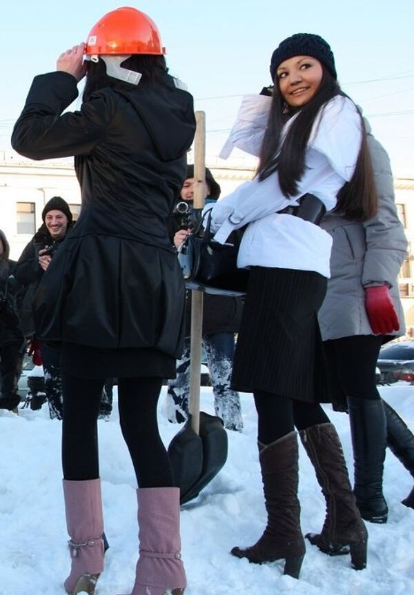 Блондинки убирают снег в Петербурге