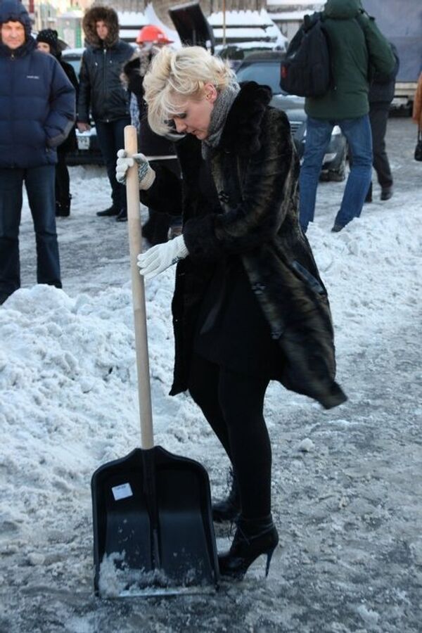 Блондинки убирают снег в Петербурге 