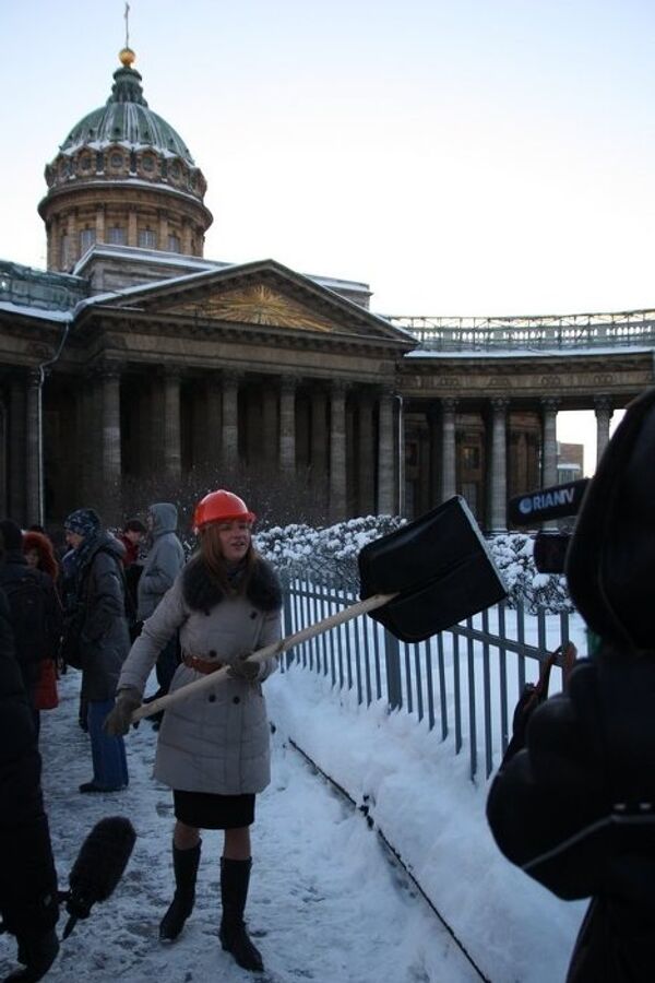 Блондинки убирают снег в Петербурге 