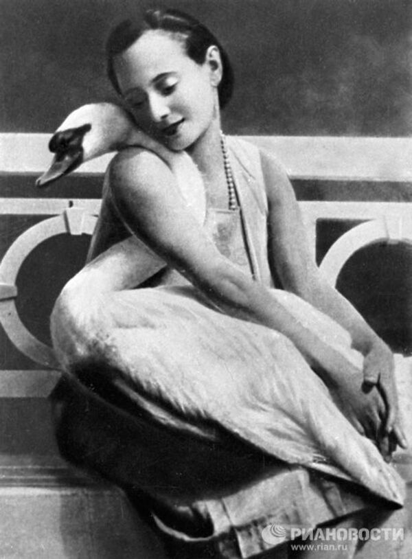 Балерина Анна Павлова с лебедем
