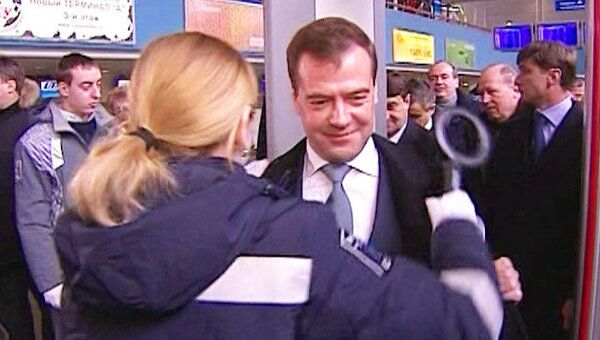 Медведев проверил на себе безопасность аэропорта Внуково-1