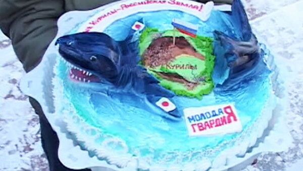 Активисты Хабаровска принесли к консульству Японии торт со смыслом