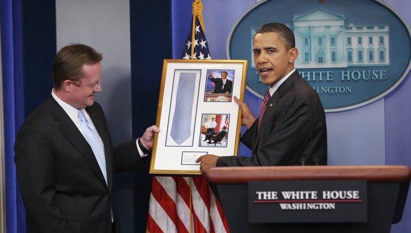Обама простился со своим пресс-секретарем, вернув ему одолженный в 2004 году галстук