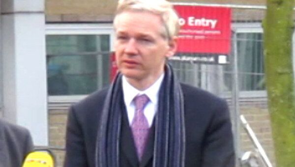 После суда Ассанж выступил перед прессой и сторонниками Wikileaks 