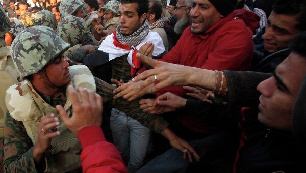 Военные вытесняют протестующих с площади Тахрир в Каире