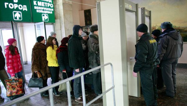 Пассажиры проходят через металлоискатель, установленный на входе в здание Белорусского вокзала
