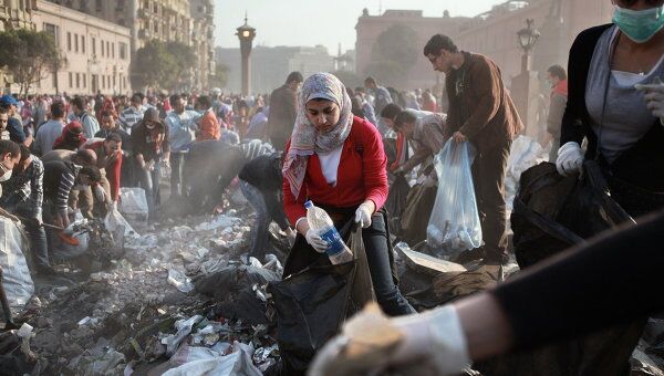 Жители Каира приводят в порядок площадь Тахрир