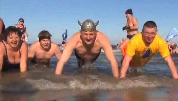 Тысячи моржей одновременно окунулись в воды Балтийского моря