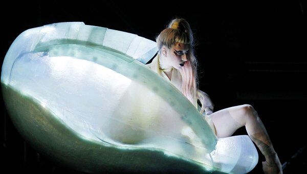 Поп-певица Леди Гага прибыла на церемонию вручения премии Грэмми в яйце