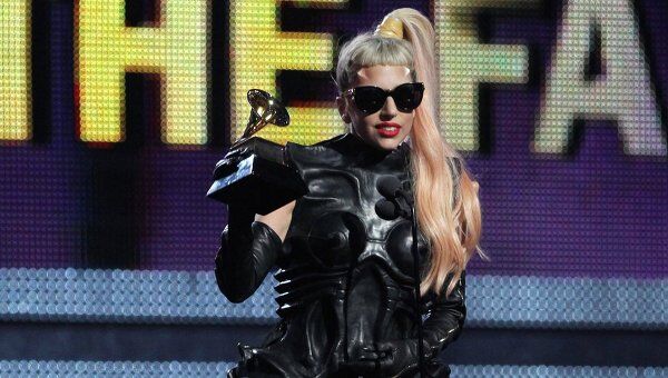 Lady Gaga на вручении премии Grammy-2011