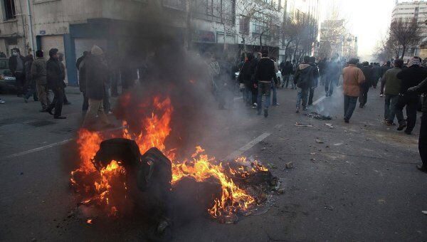 Столкновения между оппозиционерами и сотрудниками правопорядка в Тегеране