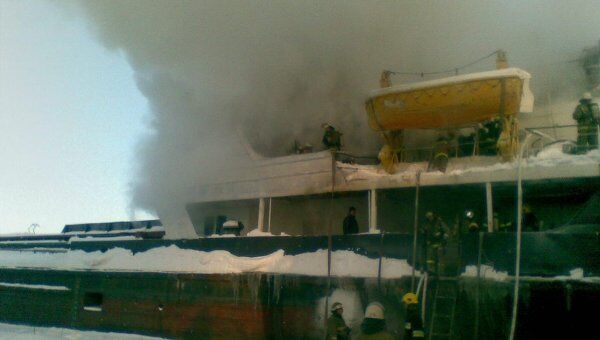 Пожар на сухогрузе в Нижнем Новгороде