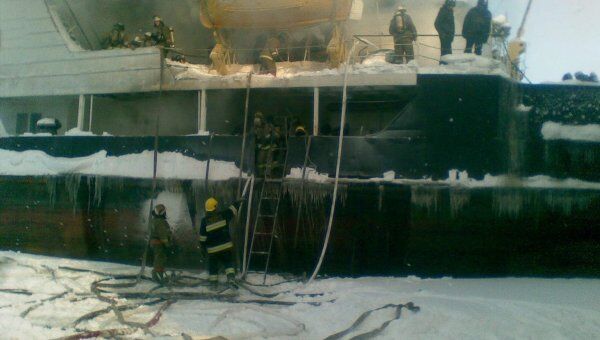Пожар на сухогрузе в Нижнем Новгороде