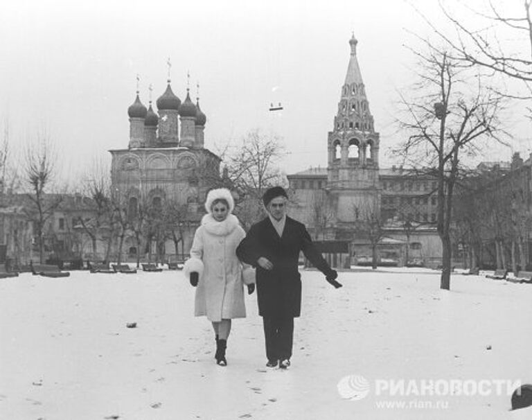 Артисты Зиновий Гердт и Алла Ларионова в кадре из фильма Фокусник