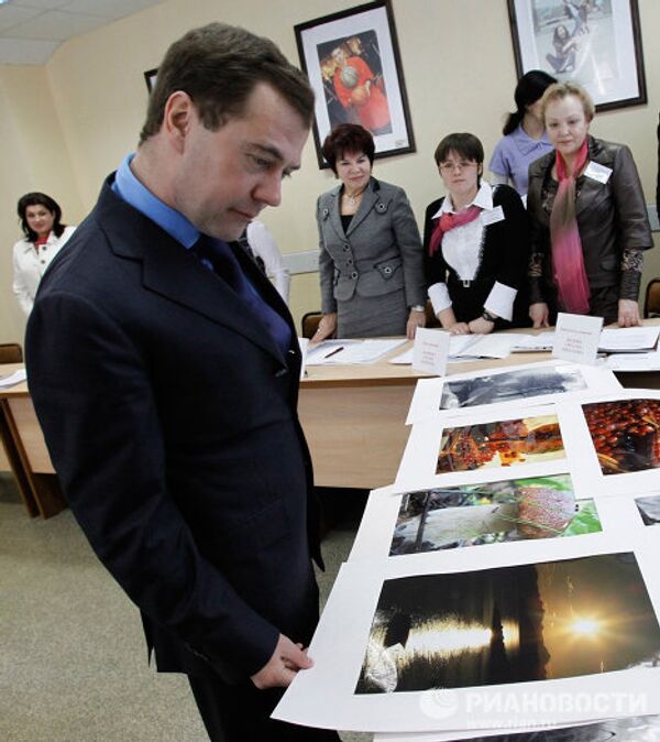 Медведев посетил филиал Краснознаменского центра занятости населения