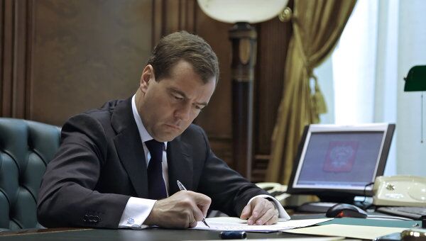 Медведев внес в Госдуму законопроект о стократном штрафе за взятку