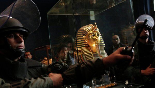 Золотая погребальная маска фараона Тутанхамона в Каирском музее