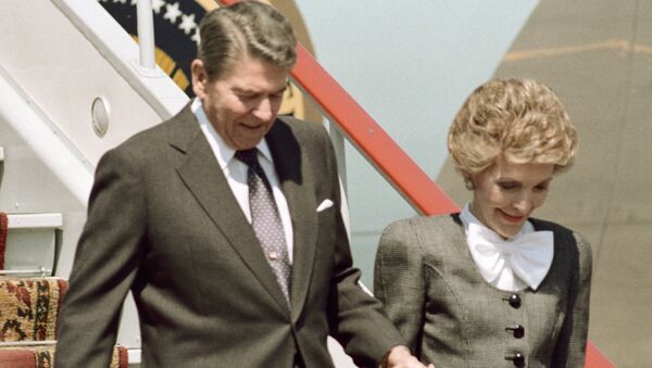 Рональд Рейган с супругой Нэнси Рейган. Архив