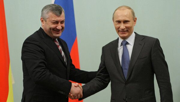 Премьер-министр РФ Владимир Путин встретился с главой Южной Осетии