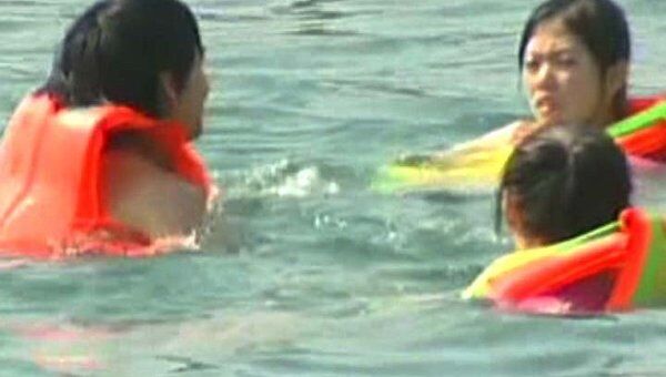 Прыжками в воду жители Тайваня отметили праздник фонарей
