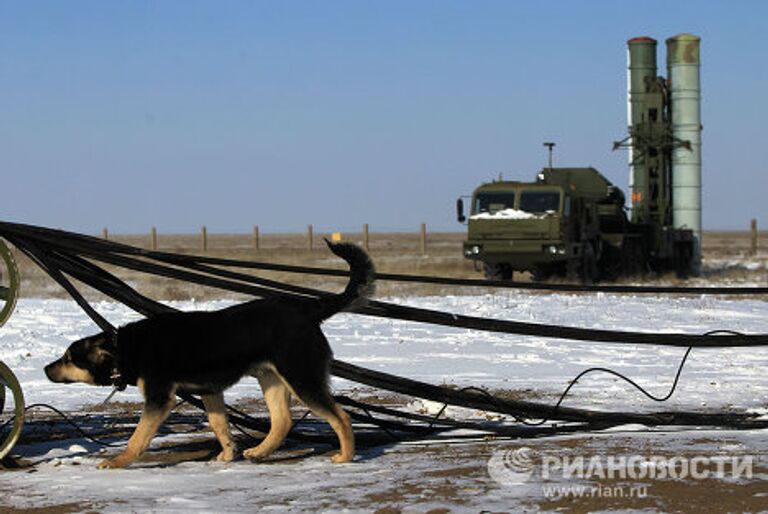 Пусковая установка зенитных ракет комплекса С-400 на территории государственного полигона Капустин Яр.